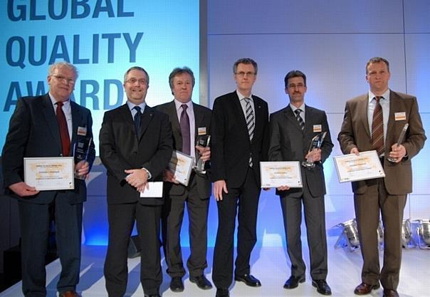 Global Quality Award 2009 (v. links): Johannes Bräutigam (Autohaus Bräutigam), Christophe Mittelberger (Renault Deutschland), Wolfgang Schulze (AH Schulze), Europadirektor Jacques Rivoal, Ulrich Anders (AH Anders) & Thorsten Schramm. Foto: Renault